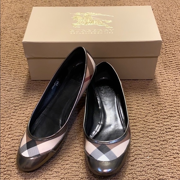 Burberry flats - Picture 1 of 3